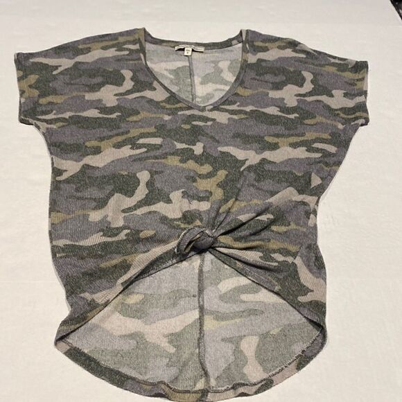 Cap sleeve v neck camouflage lite weight woven top by Express size Small - Picture 1 of 6